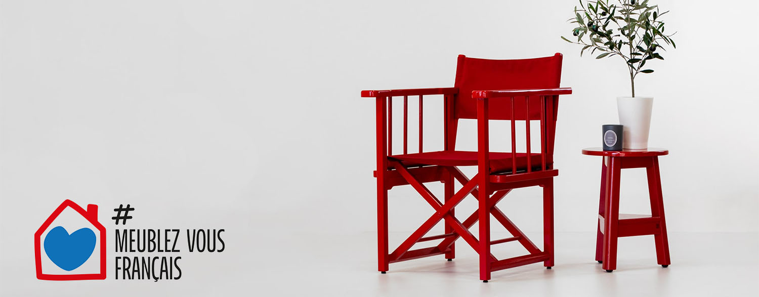 fauteuil rouge metteur-en-scène et tabouret granier laqué rouge sur fond blanc. Campagne Meublez Vous Français 2023